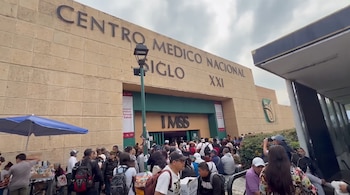 Trabajadores y jubilados del IMSS salieron a las calles de CDMX para exigir mejores condiciones laborales.
