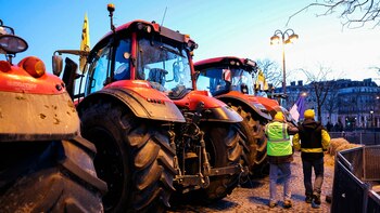 Agricultores franceses pasan junto a