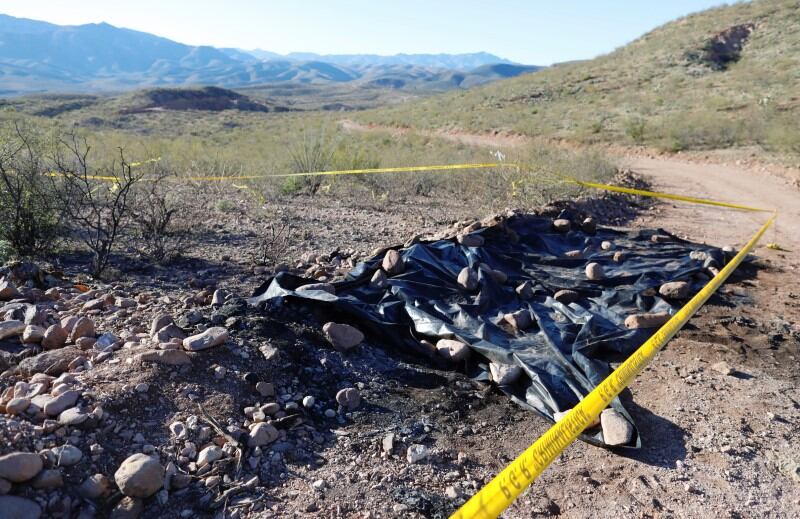 La víctima presentaba manchas hemáticas y se encontraba en avanzado estado de descomposición, dificultando la visualización de otros detalles. (REUTERS/Carlos Jasso)