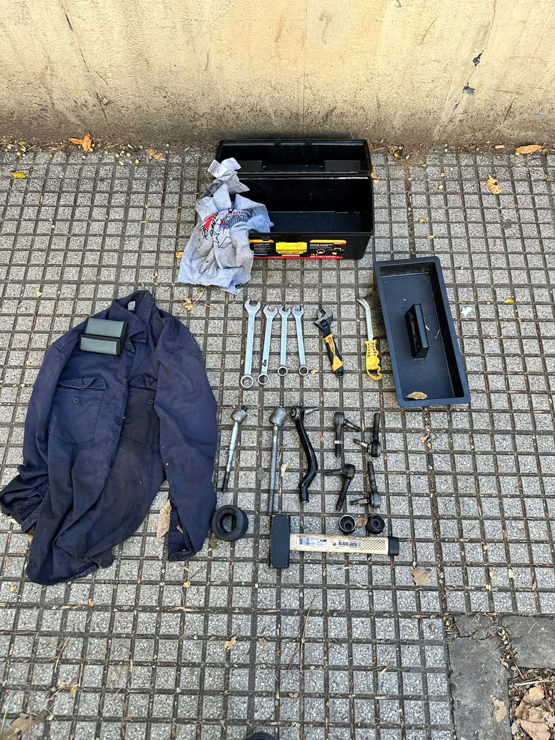 Los detenidos usaban mamelucos azules para hacerse pasar por mecánicos