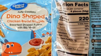 Una bolsa de nuggets de pollo con forma de dinosaurio de la marca Great Value y, a su lado, la etiqueta de información nutricional del producto