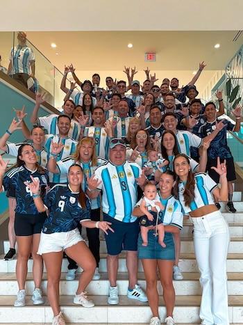 Julián Álvarez y sus familiares durante el Mundial