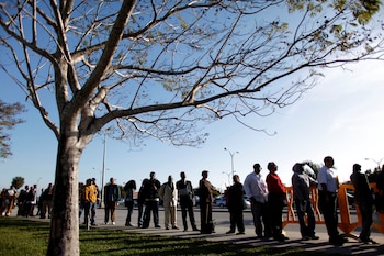 Los alumnos de secundaria que cursan dual enrollment en colleges públicos de Florida podrían quedar excluidos si no acreditan su situación migratoria (REUTERS/Carlos Barria/File Photo)