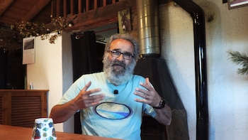 Vive solo en un pueblo abandonado del Pirineo desde hace más de una década y se mantiene con el subsidio para mayores de 52 años: “La soledad ayuda a reflexionar”