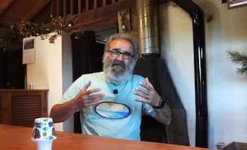 Tomás Vallavanete, el hombre que vive en un pueblo en los Pirineos. (@Monxileros/YouTube)