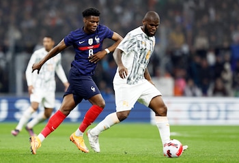 Aurelien Tchouameni y Franck Kessie en acción en el último amistoso entre Costa de Marfil y Francia en 2022. En el partido más reciente entre ambos, Francia remontó y ganó 2-1 a Costa de Marfil en marzo de ese mismo año-crédito Benoit Tessier/REUTERS