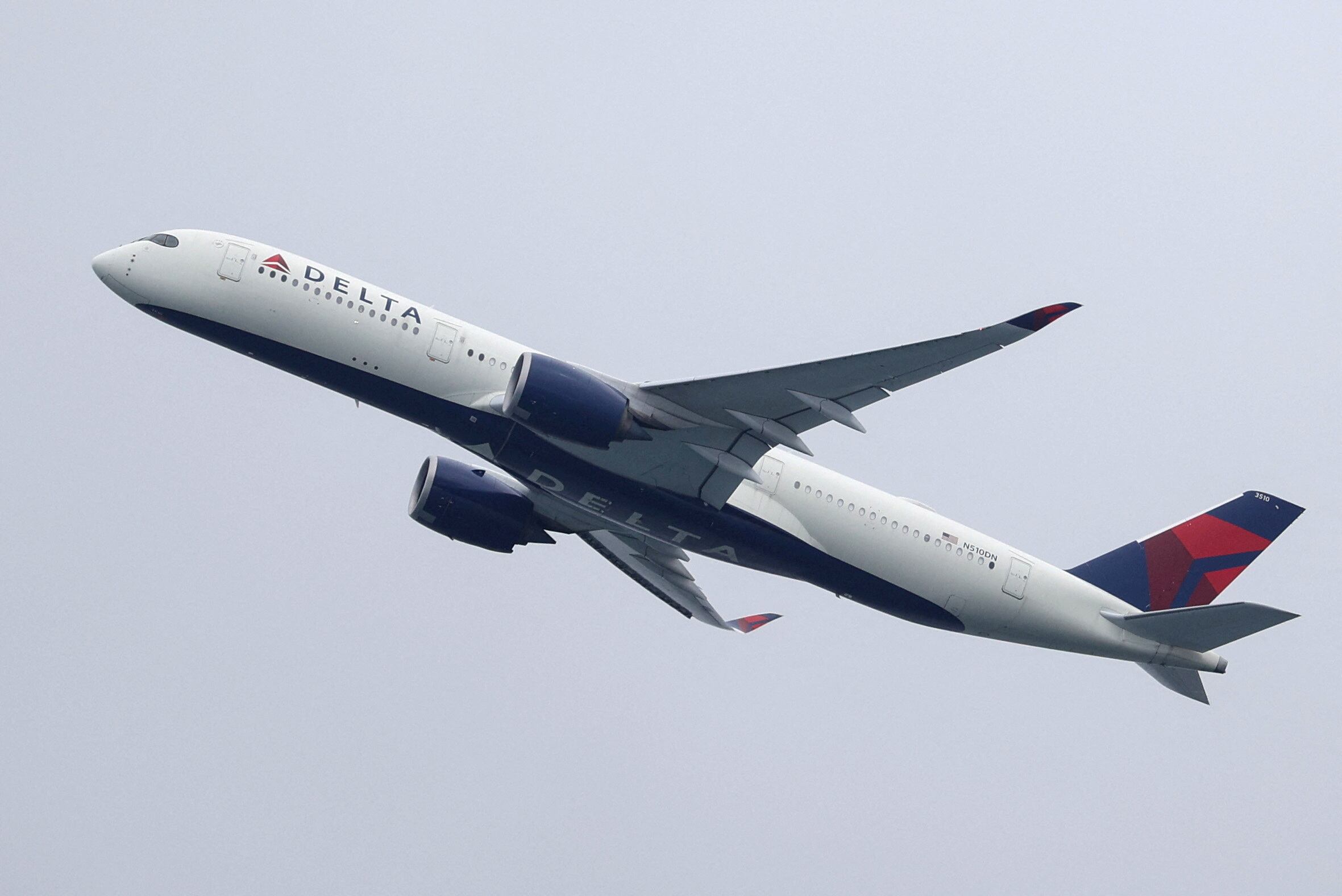La expansión internacional de United llega en un contexto de competencia creciente con Delta por el mercado de largo alcance (REUTERS/Loren Elliott)