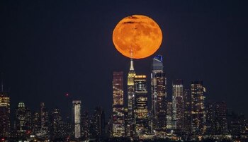 Luna llena saliendo por encima