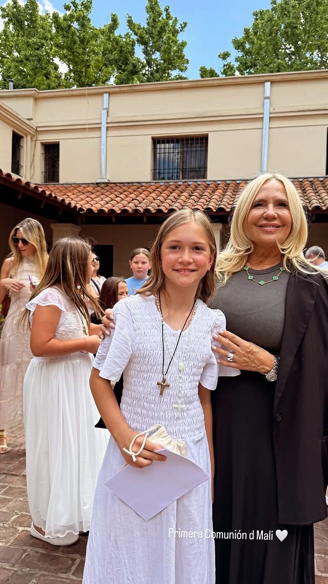 Nora Colosimo junto a su nieta en su primera comunión