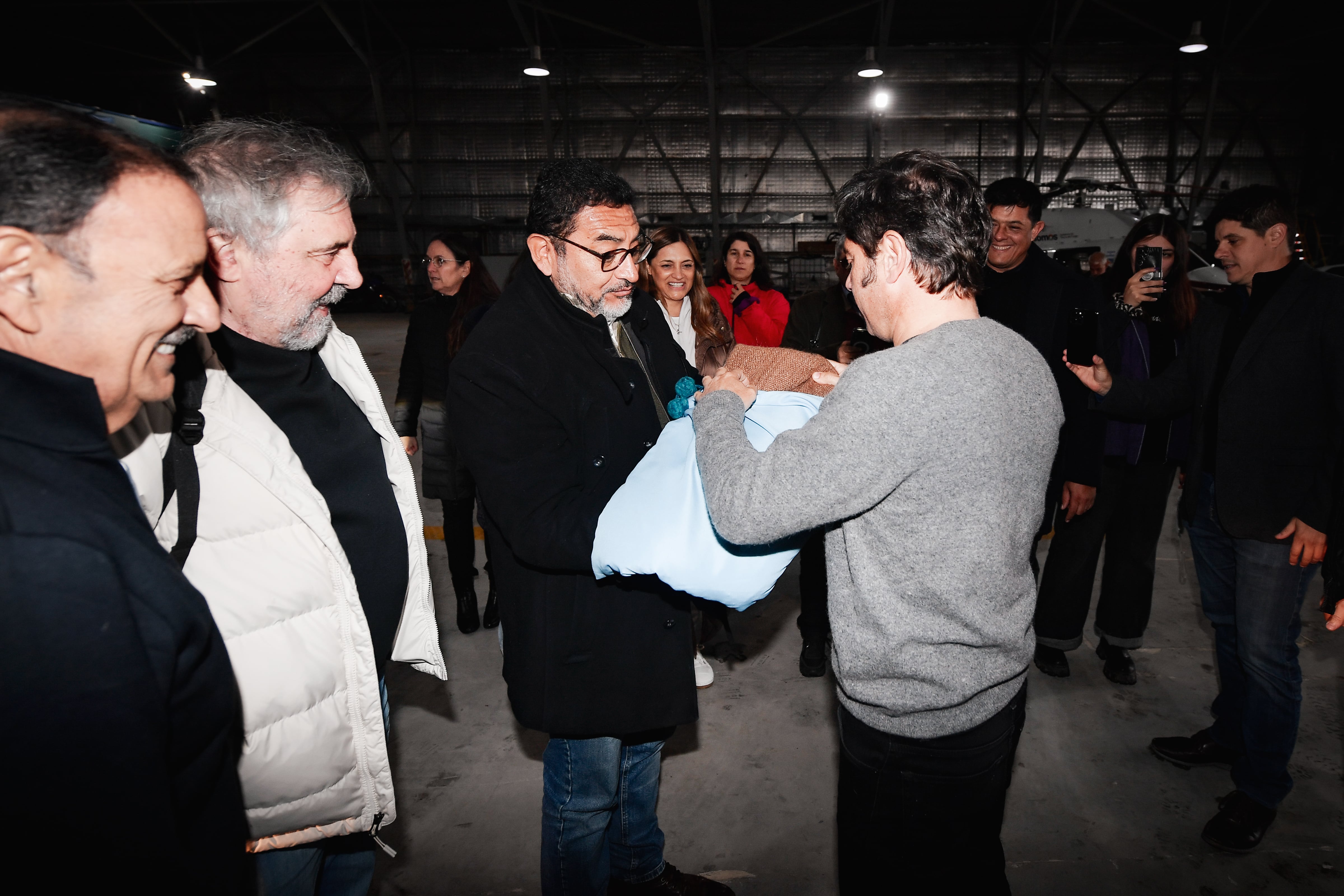 Kicillof recibe un regalo del intendente de la Quiaca, Dante Velázquez