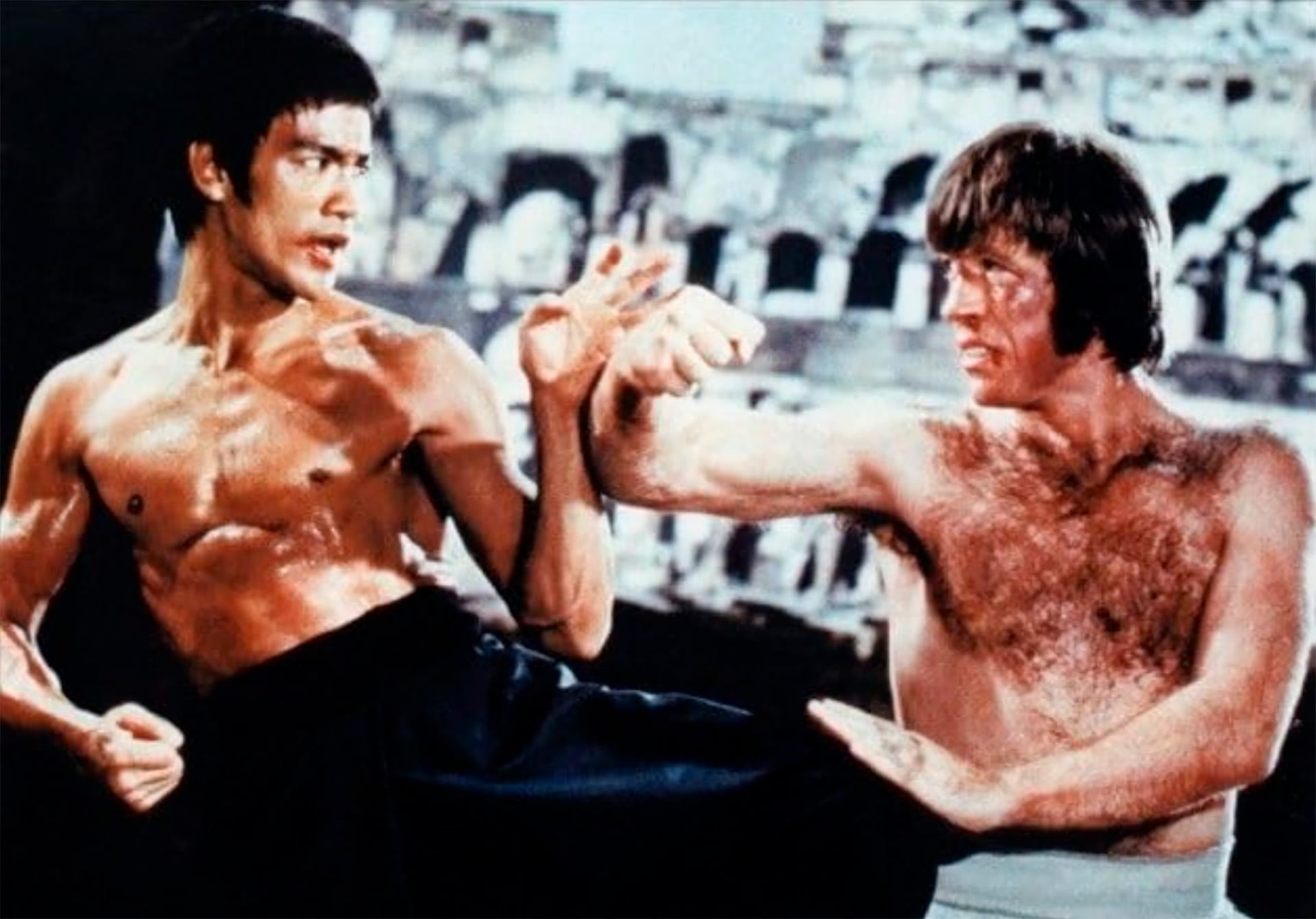 El primer y único enfrentamiento cinematográfico entre Bruce Lee y Chuck Norris permanece como uno de los más legendarios del género (Crédito: Imbd)