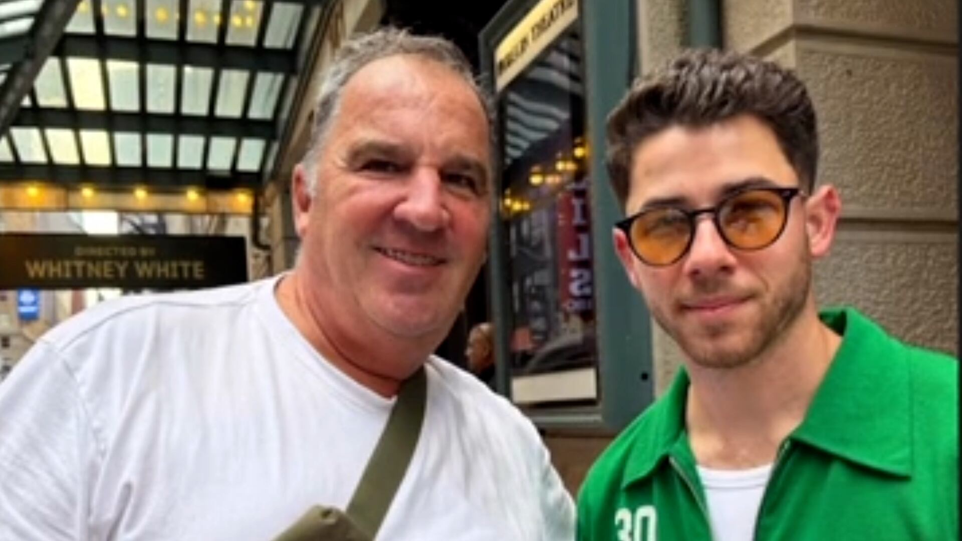 Este padre se sacó una foto con el cantante, sin saber quién era