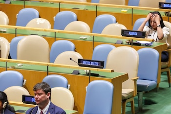 Las delegaciones de Estados Unidos e Israel abandonaron la sala de la Asamblea General de la ONU durante el discurso del presidente de Irán. (EFE/EPA/SARAH YENESEL)