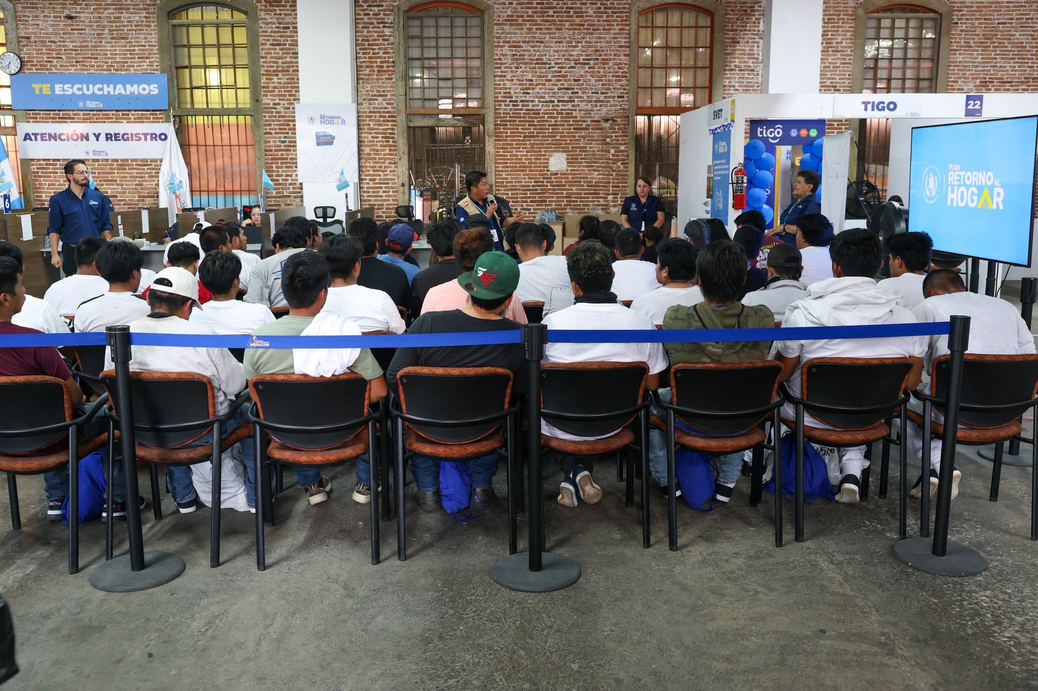 Personal del Instituto Guatemalteco de Migración atiende a la ciudadanía durante una jornada de trámites migratorios. (Instituto Guatemalteco de Migración)