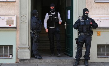 La Policía busca determinar si la mujer fue envenenada o si atacada con un agente nervioso (REUTERS)