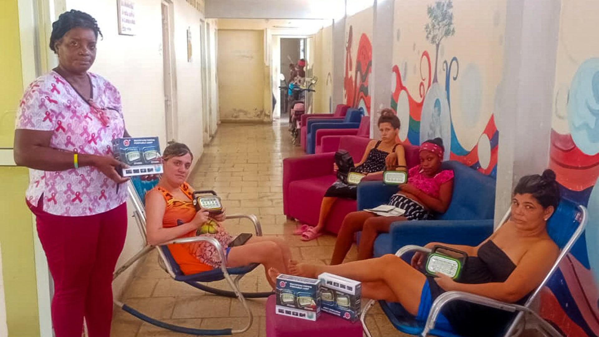 Varias mujeres en Cuba reciben las lámparas recargables distribuidas por el Programa de las Naciones Unidas para el Desarrollo (@PNUDCuba)