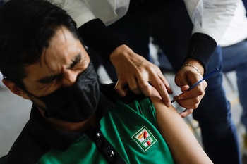 Un hombre reacciona al recibir una dosis de la vacuna Sputnik V en CDMX (Foto: Reuters)