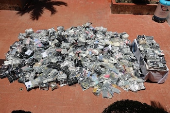 Los detenidos confesaron que vendieron la mayor parte de la mercancía en un negocio de Nagua, donde la Policía Nacional recuperó 343 paquetes de ropa./ (Redes Diego Pesqueira)