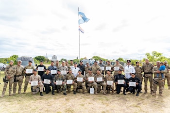 Veinte hombres y dos mujeres