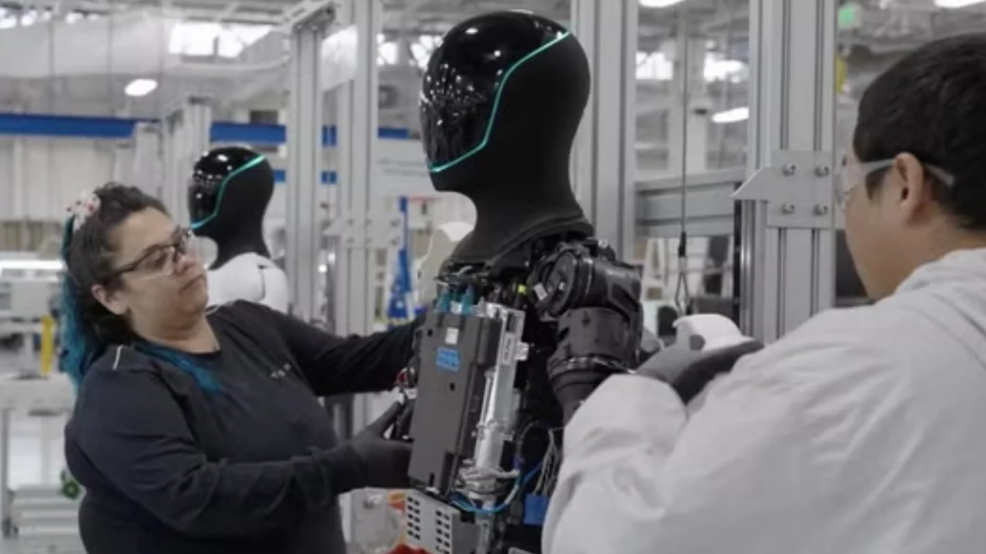 Fabricar el cuerpo del robot y lograr que ese cuerpo funcione como un trabajador capaz de adaptarse a distintos entornos son dos problemas que tiene la empresa. (Tesla)