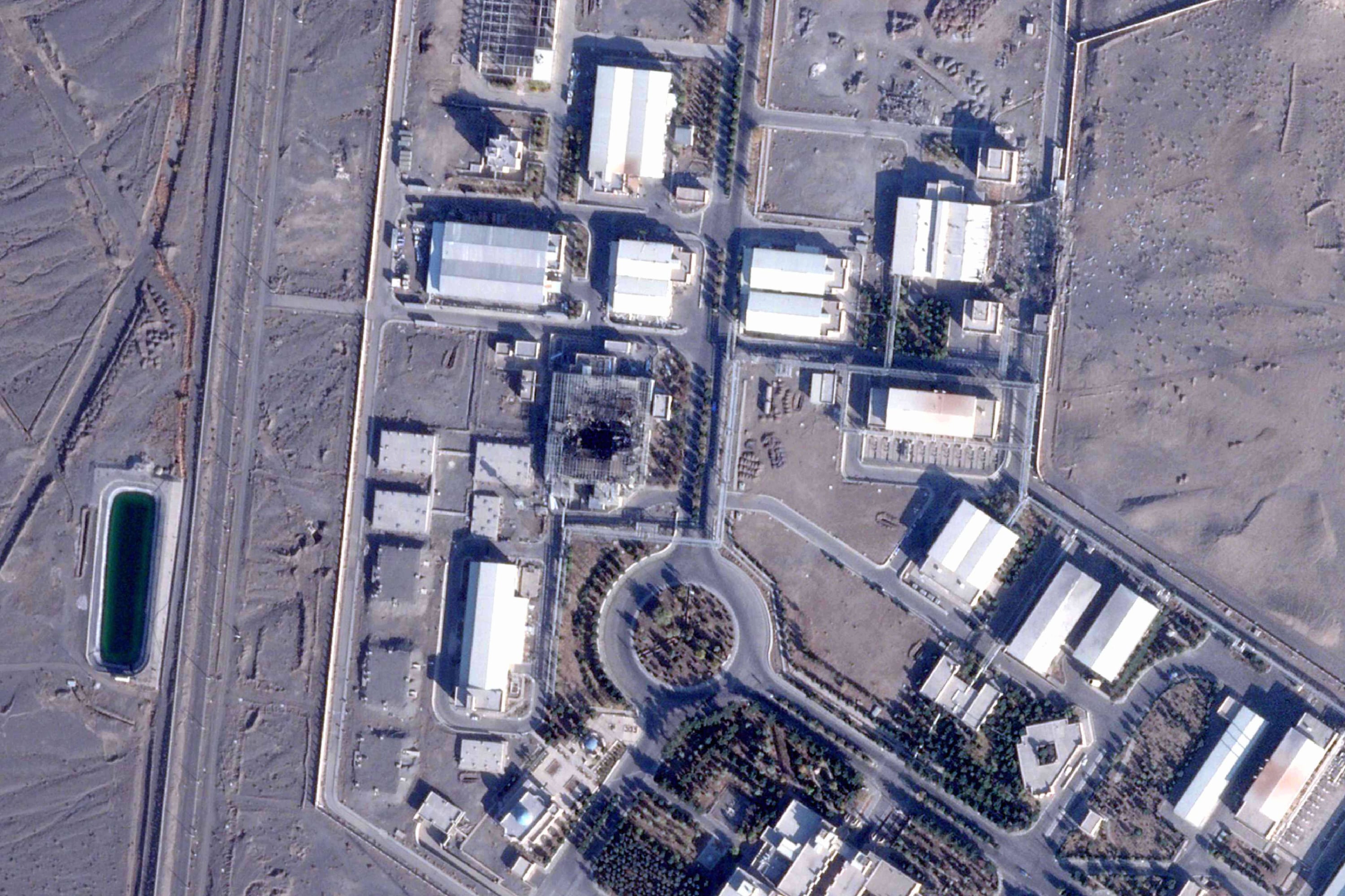 En esta imagen satelital, proporcionada por Planet Labs PBC, se muestran los escombros de la Planta Piloto de Enriquecimiento de Combustible en el sitio de enriquecimiento de uranio de Natanz, Irán, el 3 de diciembre de 2025 (Planet Labs PBC vía AP)