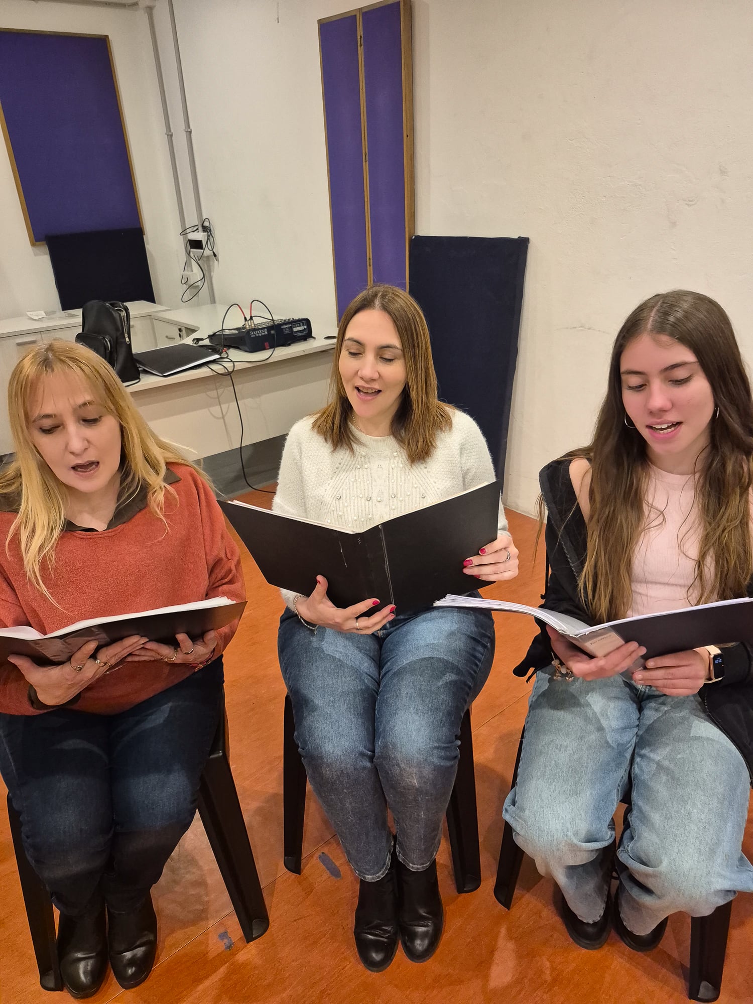 Las integrantes Bibiana Victorel y Mariana Gwazdacz señalan que el canto colectivo exige escuchar a las compañeras para lograr armonía.