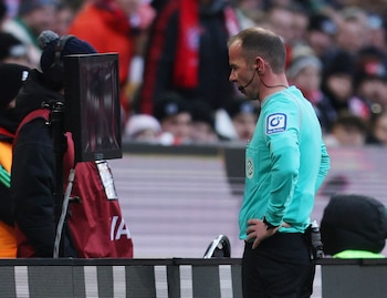 Un arbitro mira por el