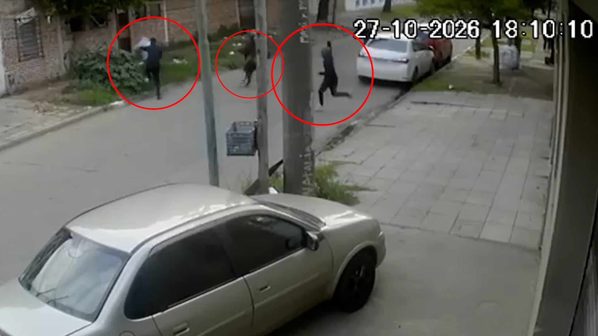 El suboficial de la PFA comenzó a forcejear con uno de los delincuentes.