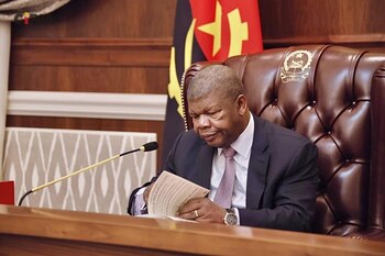 01/08/2025 El presidente de Angola, Joao Lourenço.
El presidente de Angola, Joao Lourenço, ha "condenado enérgicamente" la violencia registrada en el país esta semana en el marco de los disturbios que estallaron durante la huelga decretada por el sector del taxi contra el aumento de los precios de la gasolina, pero ha defendido la actuación de las fuerzas de seguridad.
POLITICA
PRESIDENCIA DE ANGOLA