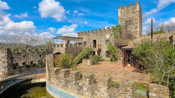 La masía catalana que se vende por menos de 1 millón de euros: convertida en un castillo medieval con su propio foso en el corazón del Baix Empordà