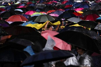 A pesar de las inclemencias del tiempo, la noche será larga para quienes asisten al Zócalo.