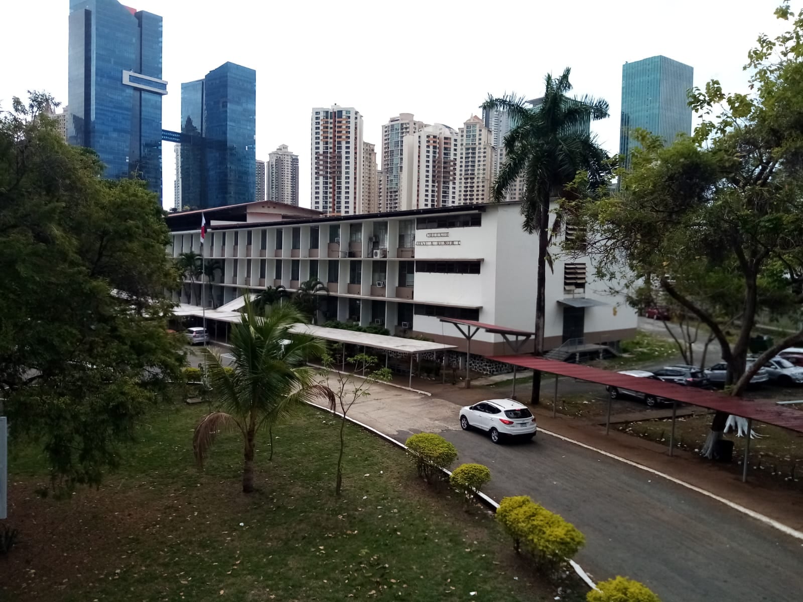 El proyecto contempla la demolición del actual Pabellón 1, una estructura de cuatro niveles que será reemplazada por nuevas instalaciones académicas. Tomada del Colegio JSC