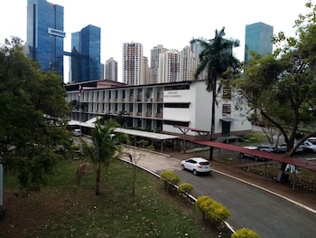 El proyecto contempla la demolición del actual Pabellón 1, una estructura de cuatro niveles que será reemplazada por nuevas instalaciones académicas. Tomada del Colegio JSC