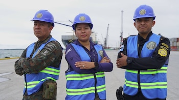 Miembros de seguridad portuaria de
