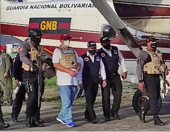 Funcionarios trasladan a Emilio Martínez,