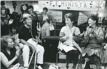 En una reunión feminista, con