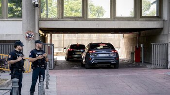 Begoña Gómez entrega su pasaporte en el juzgado tras acordarlo el juez Peinado
