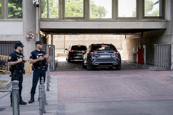 El vehículo que traslada a la mujer del presidente del Gobierno, Begoña Gómez, a su llegada a los Juzgados de Plaza Castilla (A. Pérez Meca - Europa Press)