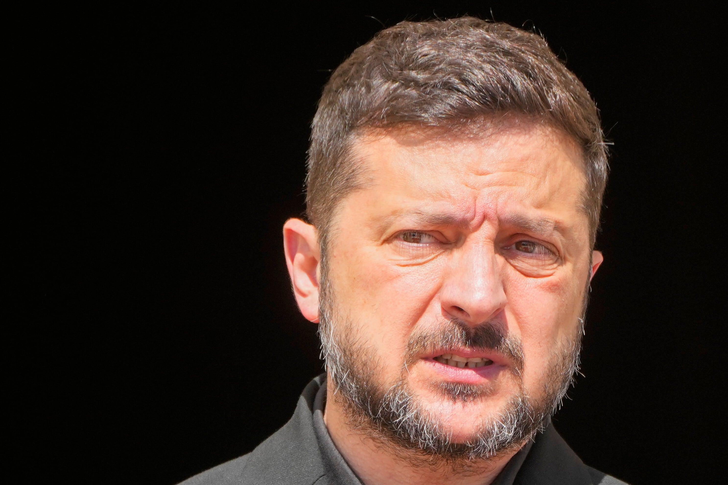 El presidente de Ucrania, Volodímir Zelensky, quien defendió los ataques con drones contra la retaguardia rusa como estrategia para forzar la paz, antes de su reunión con el primer ministro de Irlanda, Micheal Martin, en Kiev, Ucrania, el 23 de julio de 2026. (AP Foto/Efrem Lukatsky)