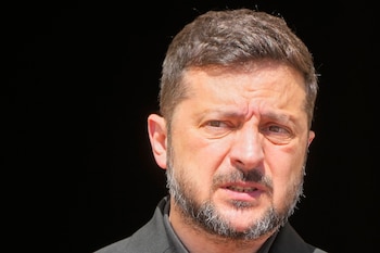 El presidente de Ucrania, Volodímir Zelensky, quien defendió los ataques con drones contra la retaguardia rusa como estrategia para forzar la paz, antes de su reunión con el primer ministro de Irlanda, Micheal Martin, en Kiev, Ucrania, el 23 de julio de 2026. (AP Foto/Efrem Lukatsky)