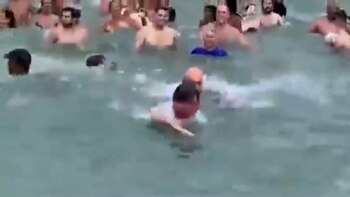 Bolsonaro, entre la gente en