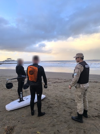 Mar del Plata: denunciaron a dos hombres por practicar parawing en el mar tras la alerta por la ciclogénesis