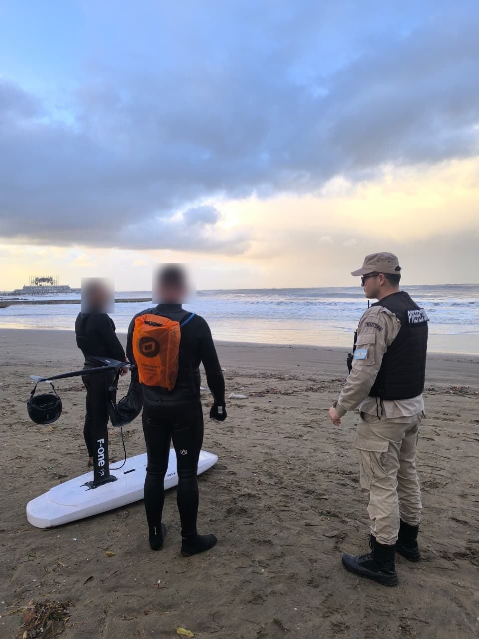 Denunciaron a dos hombres por practicar parawing en el mar tras la alerta por la ciclogénesis