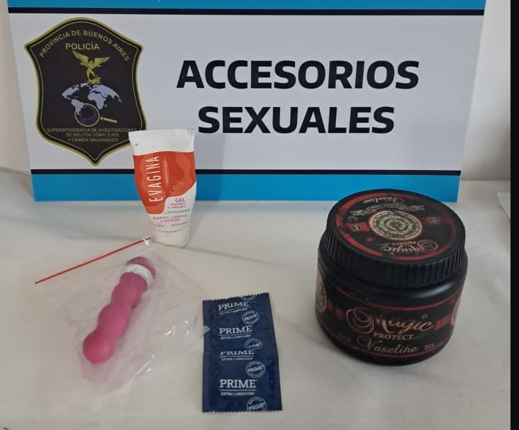 Gel íntimo, vaselina, juguete sexual y preservativos incautados a