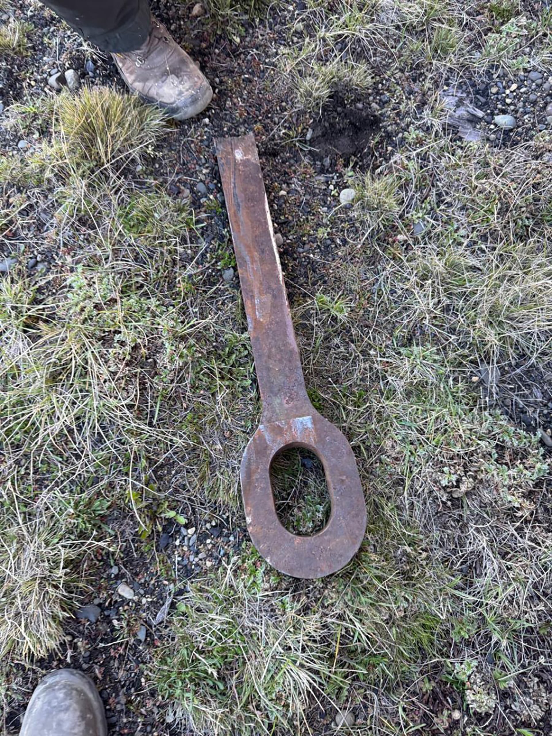 Una pieza metálica oxidada permanece sobre un suelo y motivó la sospecha de las autoridades.