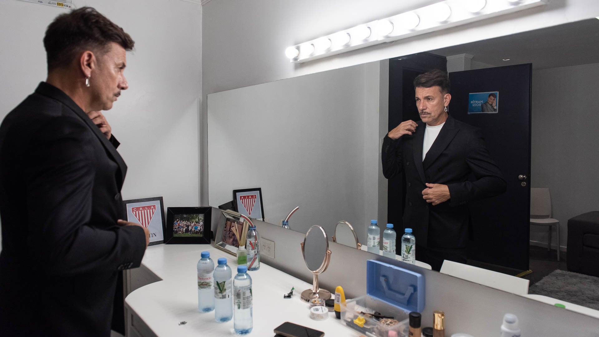 El amplio camarín de Martín Bossi, de dos ambiente, es casi aséptico: apenas dos fotos, el escudo de Los Andes, agua mineral y los elementos de maquillaje (Crédito: Gustavo Gavotti)