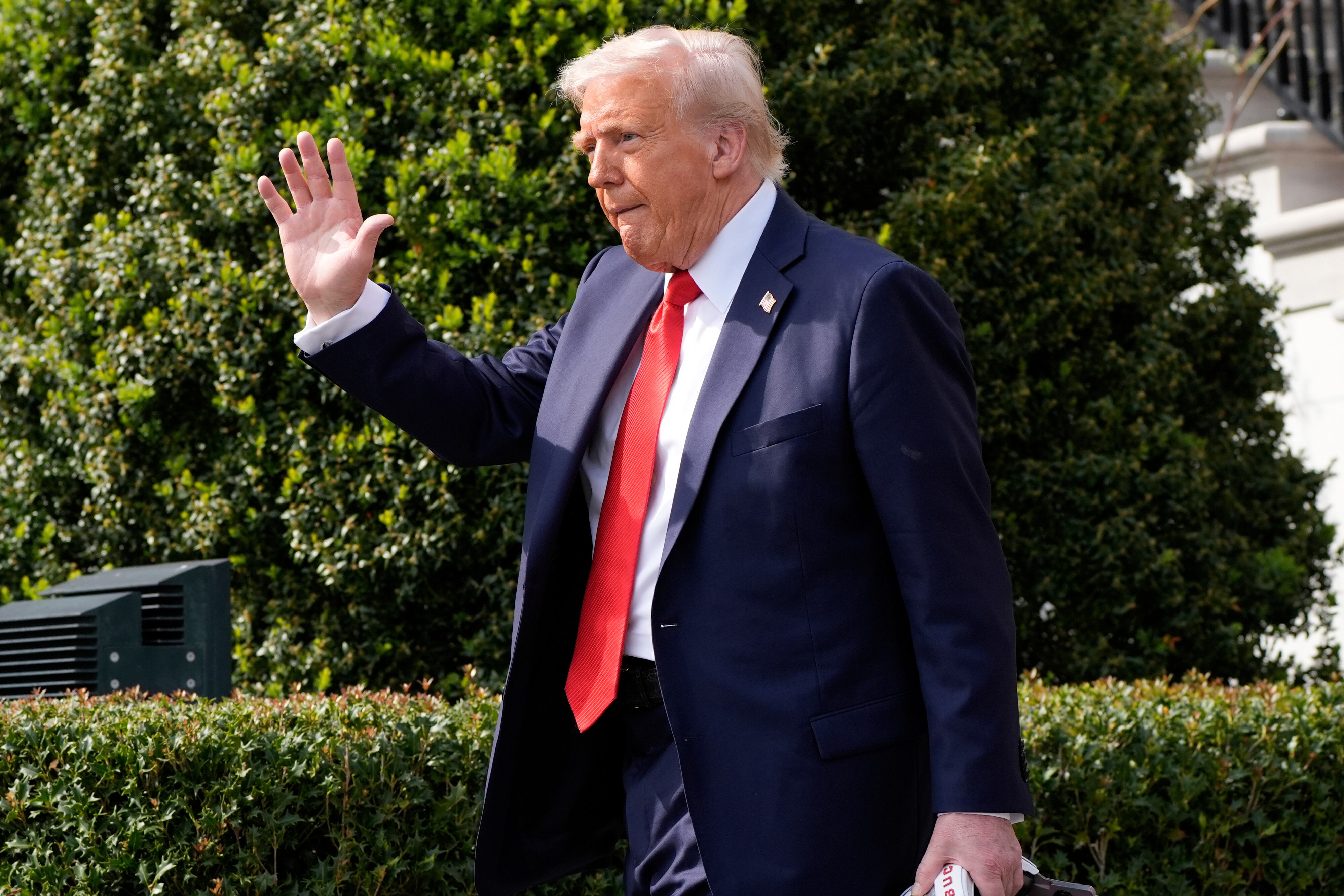 El presidente de EEUU, Donald Trump, se despide tras recibir a los campeones de la liga colegial de futbol americano 2025, la Universidad Estatal de Ohio, en el jardín sur de la Casa Blanca el lunes 14 de abril de 2025, en Washington (AP Foto/Alex Brandon)