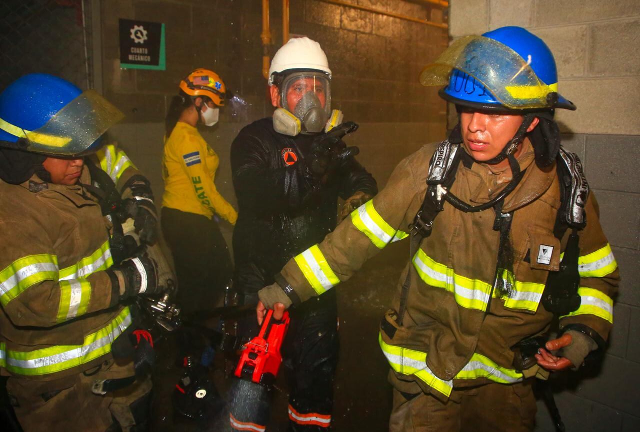 Equipos operativos ejecutan maniobras estratégicas para confinar las llamas y evitar su propagación hacia otros sectores del inmueble. (Secretaría de Prensa)