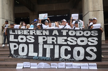 Alertan que la mayoría de los presos políticos excarcelados en Venezuela continúan sometidos a la vigilancia del régimen (EFE/Miguel Gutiérrez)