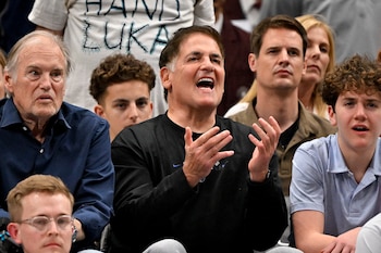 Mark Cuban, en el centro.